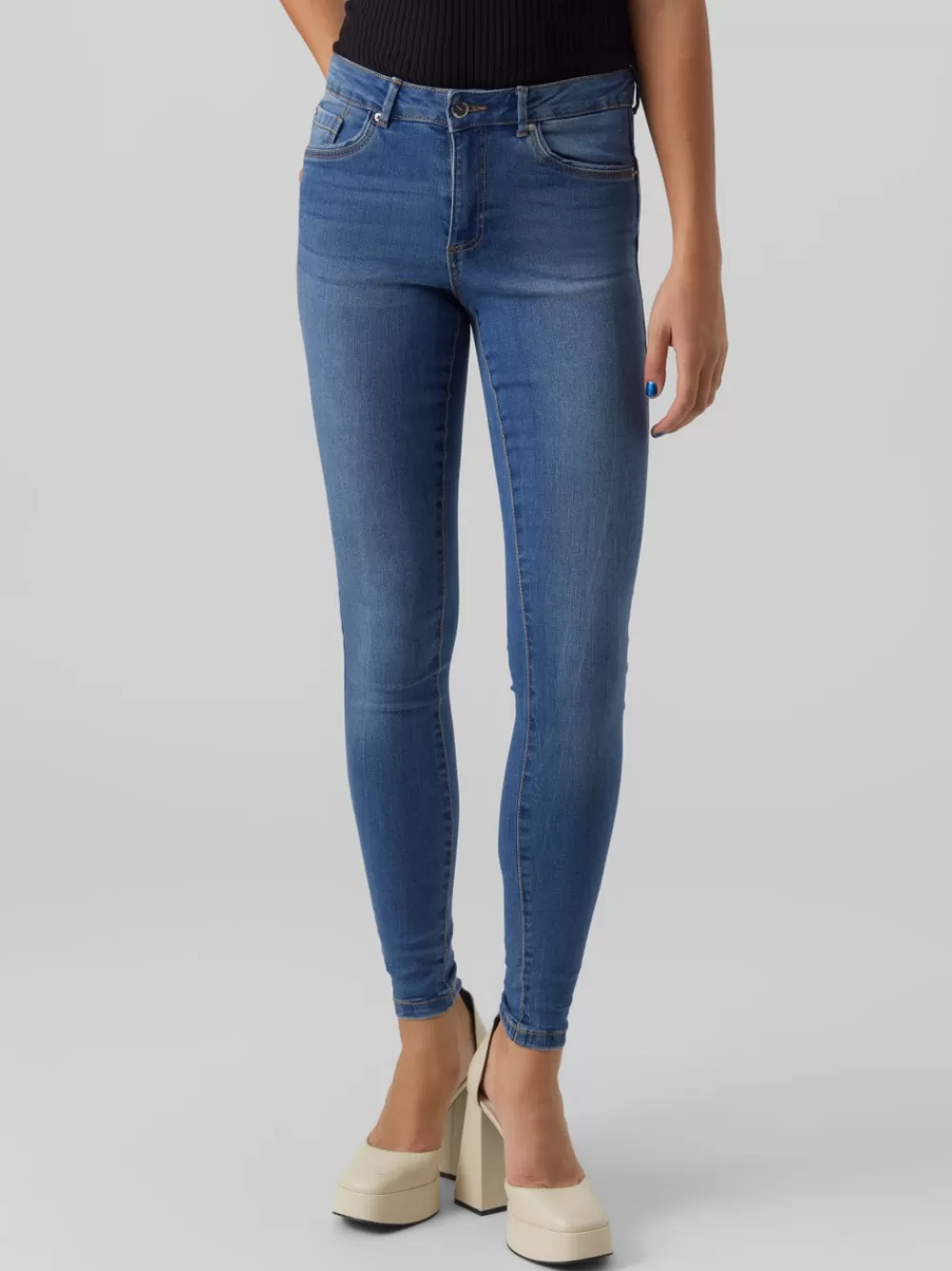 VERO MODA VMALIA Normaali vyötärö Slim fit Farkut Medium Blue Denim Hot