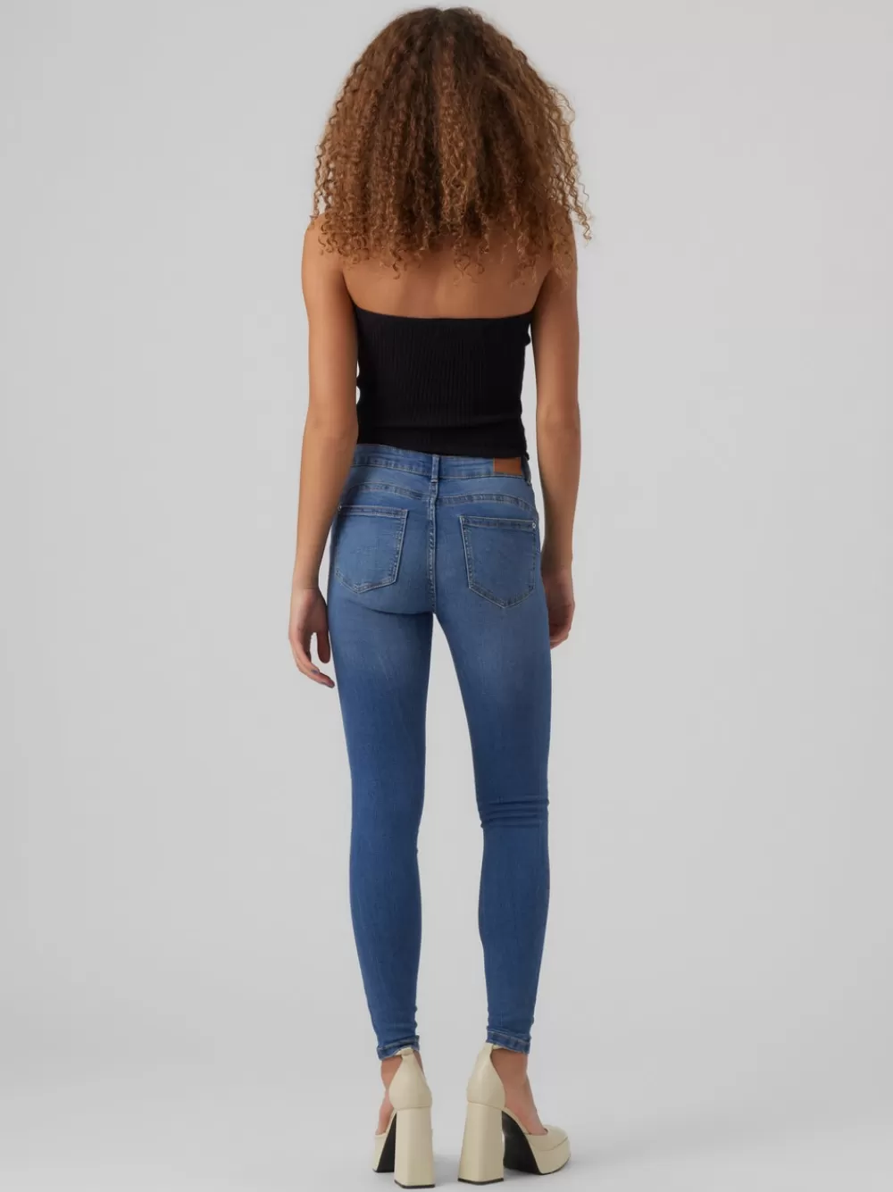 VERO MODA VMALIA Normaali vyötärö Slim fit Farkut Medium Blue Denim Hot