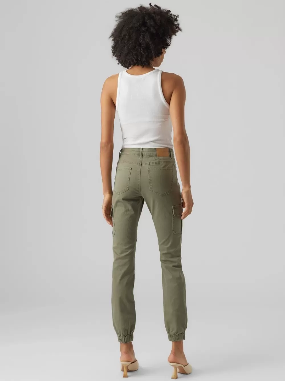 VERO MODA VMIVY Normaali vyötärö Reisitaskuhousut Ivy Green New
